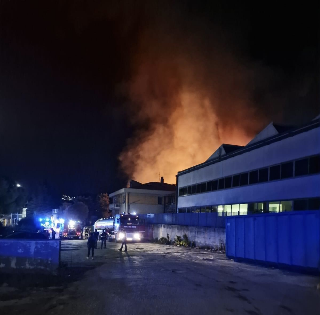 Vasto incendio da un deposito: fiamme altissime e paura alla Baraccola